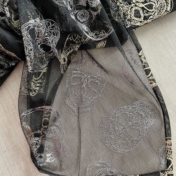 🆕Sheer Gold/Silver Metallic Printed Skulls Reversible Tablecloth - Picture 6 of 13